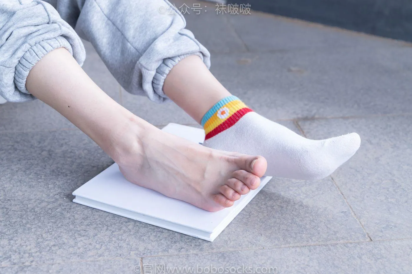 [BoBoSocks袜啵啵]NO.012 泡芙-运动鞋、白棉袜、裸足 [132P]插图1
